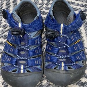 Toddlers size 9 keen  waterproof machine washable